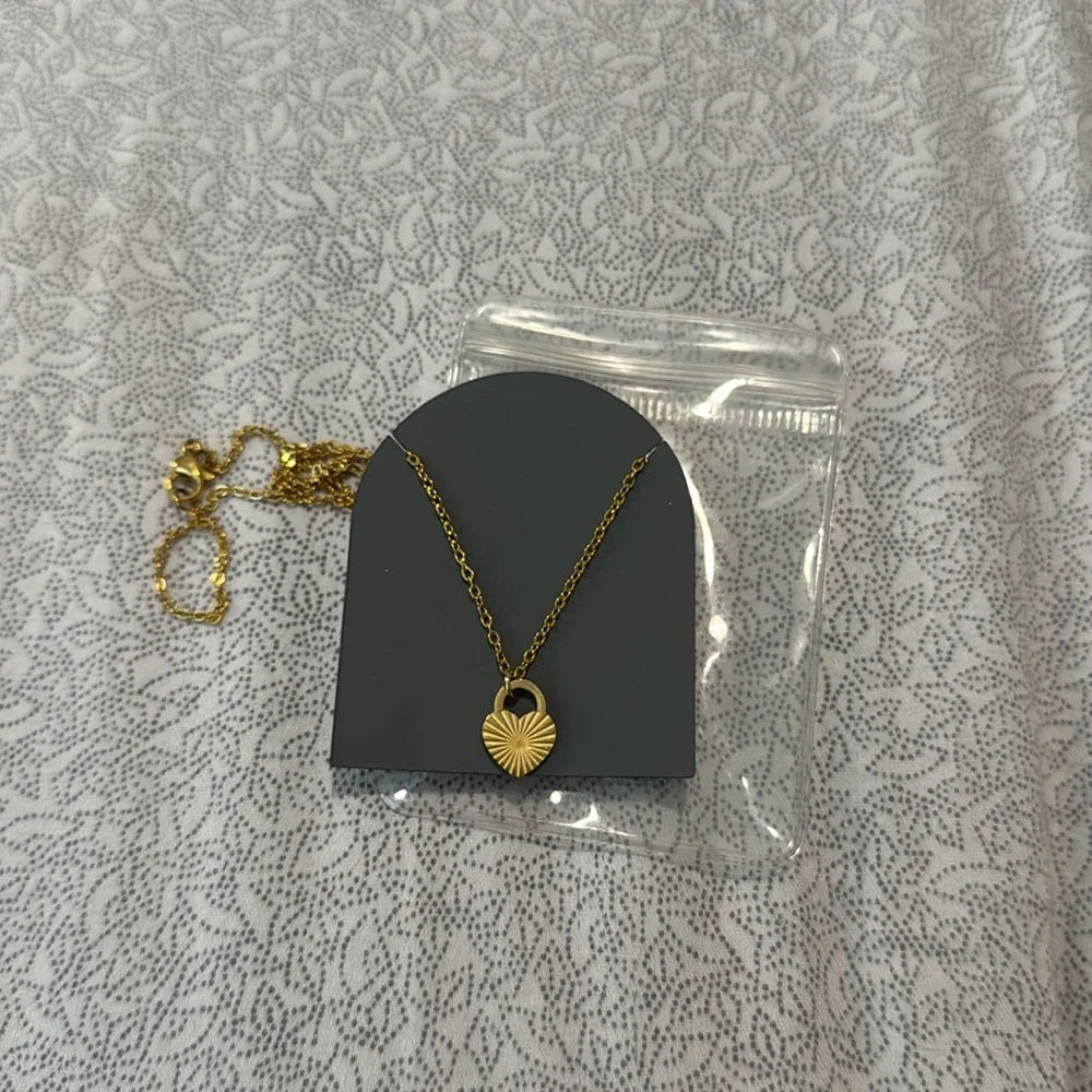 Gold Fashion Jewelry Heart Pendant Necklace - Picture 2 of 4